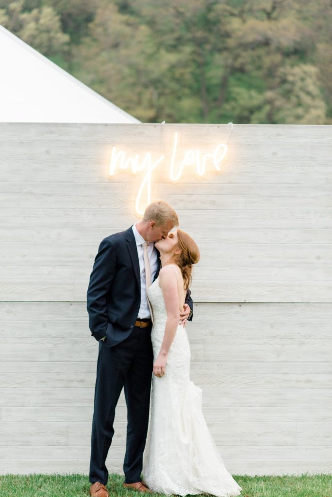 neon-sign-trendy-wedding-lighting-ideas